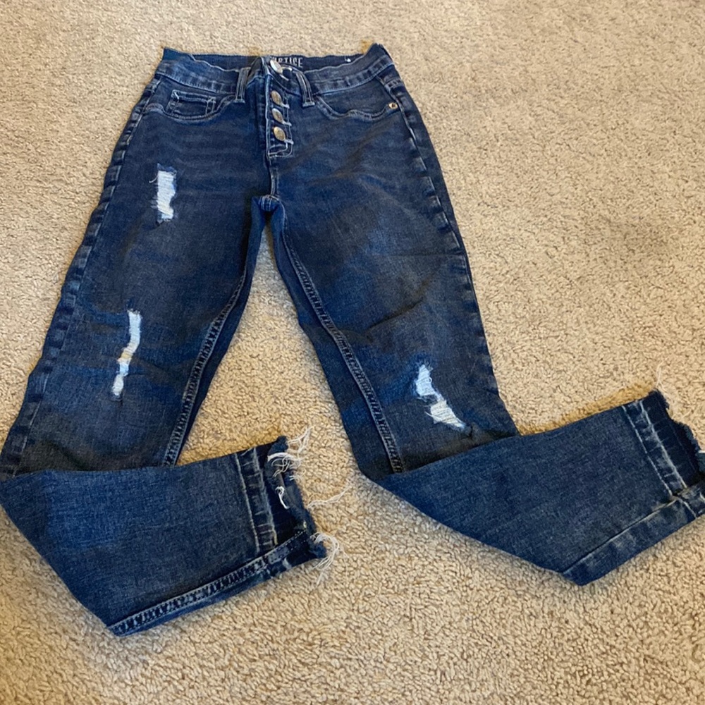 Ripped jean with buttons